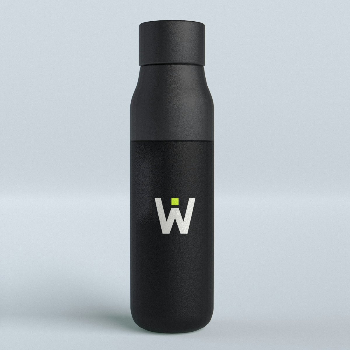 Garrafa térmica preta com a marca da World IT Mission (um W claro com um quadrado verde) aplicada no corpo.